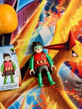 Kinder Surprise Eggs-DC Super Heroes Playmobil Robin